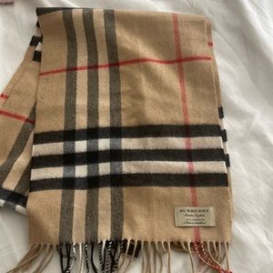 Burberry scarf in excellent condition